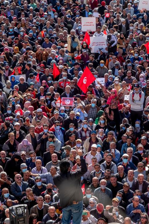 14 novembre 2021 : Plus de 4.000 manifestants se sont rassemblés dimanche au Bardo près du Parlement tunisien, gelé depuis plus de trois mois, pour protester à nouveau contre la décision du président Kais Saied de s'arroger les pleins pouvoirs, dénonçant un "coup d'Etat". A l'appel du mouvement “Citoyens contre le coup” soutenu par des politiques de tous bords et notamment du parti islamiste Ennahdha, les maniffestants ont du lutter face à un dispositif policier exceptionnel pour pouvoir accéder au lieu de la manifestation. les principaux slogans "Non à la dictature", "Le projet de Kais est la guerre civile", "Pas de dignité sans liberté", ...