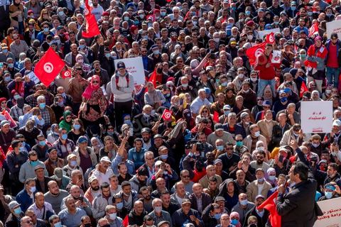 14 novembre 2021 : Plus de 4.000 manifestants se sont rassemblés dimanche au Bardo près du Parlement tunisien, gelé depuis plus de trois mois, pour protester à nouveau contre la décision du président Kais Saied de s'arroger les pleins pouvoirs, dénonçant un "coup d'Etat". A l'appel du mouvement “Citoyens contre le coup” soutenu par des politiques de tous bords et notamment du parti islamiste Ennahdha, les maniffestants ont du lutter face à un dispositif policier exceptionnel pour pouvoir accéder au lieu de la manifestation. les principaux slogans "Non à la dictature", "Le projet de Kais est la guerre civile", "Pas de dignité sans liberté", ...