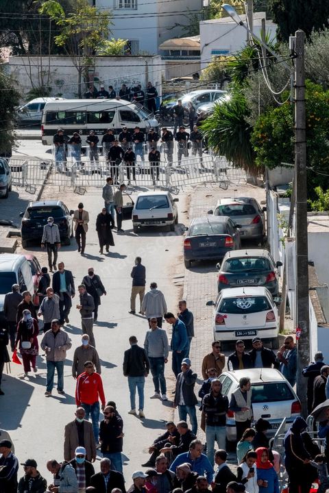 14 novembre 2021 : Plus de 4.000 manifestants se sont rassemblés dimanche au Bardo près du Parlement tunisien, gelé depuis plus de trois mois, pour protester à nouveau contre la décision du président Kais Saied de s'arroger les pleins pouvoirs, dénonçant un "coup d'Etat". A l'appel du mouvement “Citoyens contre le coup” soutenu par des politiques de tous bords et notamment du parti islamiste Ennahdha, les maniffestants ont du lutter face à un dispositif policier exceptionnel pour pouvoir accéder au lieu de la manifestation. les principaux slogans "Non à la dictature", "Le projet de Kais est la guerre civile", "Pas de dignité sans liberté", ...