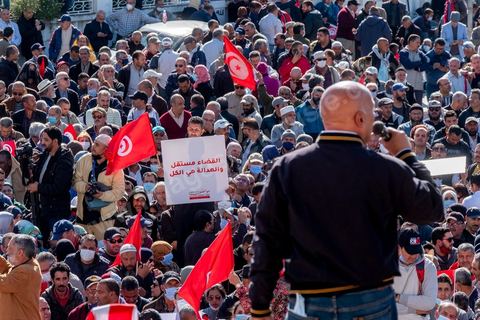 14 novembre 2021 : Plus de 4.000 manifestants se sont rassemblés dimanche au Bardo près du Parlement tunisien, gelé depuis plus de trois mois, pour protester à nouveau contre la décision du président Kais Saied de s'arroger les pleins pouvoirs, dénonçant un "coup d'Etat". A l'appel du mouvement “Citoyens contre le coup” soutenu par des politiques de tous bords et notamment du parti islamiste Ennahdha, les maniffestants ont du lutter face à un dispositif policier exceptionnel pour pouvoir accéder au lieu de la manifestation. les principaux slogans "Non à la dictature", "Le projet de Kais est la guerre civile", "Pas de dignité sans liberté", ...