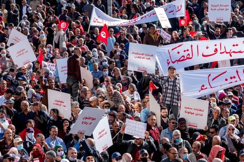 14 novembre 2021 : Plus de 4.000 manifestants se sont rassemblés dimanche au Bardo près du Parlement tunisien, gelé depuis plus de trois mois, pour protester à nouveau contre la décision du président Kais Saied de s'arroger les pleins pouvoirs, dénonçant un "coup d'Etat". A l'appel du mouvement “Citoyens contre le coup” soutenu par des politiques de tous bords et notamment du parti islamiste Ennahdha, les maniffestants ont du lutter face à un dispositif policier exceptionnel pour pouvoir accéder au lieu de la manifestation. les principaux slogans "Non à la dictature", "Le projet de Kais est la guerre civile", "Pas de dignité sans liberté", ...
