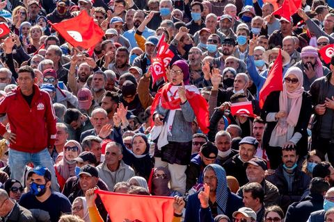 14 novembre 2021 : Plus de 4.000 manifestants se sont rassemblés dimanche au Bardo près du Parlement tunisien, gelé depuis plus de trois mois, pour protester à nouveau contre la décision du président Kais Saied de s'arroger les pleins pouvoirs, dénonçant un "coup d'Etat". A l'appel du mouvement “Citoyens contre le coup” soutenu par des politiques de tous bords et notamment du parti islamiste Ennahdha, les maniffestants ont du lutter face à un dispositif policier exceptionnel pour pouvoir accéder au lieu de la manifestation. les principaux slogans "Non à la dictature", "Le projet de Kais est la guerre civile", "Pas de dignité sans liberté", ...