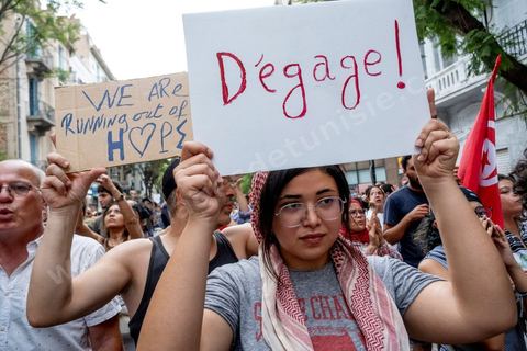 25 juillet 2026 : 5 ans après le coup d'état de Kais Saied, le pays s'enfonce lentement, le peuple et l'économie du pays s'épuisent et l'état stagne à trouver des solutions à l'instar des 10 derniers jours passés où la Tunisie a connu l'une de ses plus forte canicule et crise électrique avec des coupures de plusieurs heures et jours sur l'ensemble du territoire. En ce jour, à la fois Fête de la République et anniversaire de la prise de tous les pouvoirs par le Président en place, à Tunis, près de 2000 contestataires est sorti manifester dans les rues avec les slogans et gestes de la révolution de 2011, "Dégage", "Game Over" ...