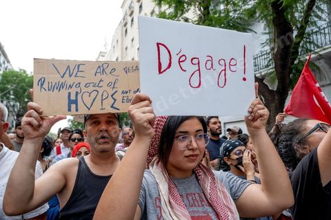25 juillet 2026 : 5 ans après le coup d'état de Kais Saied, le pays s'enfonce lentement, le peuple et l'économie du pays s'épuisent et l'état stagne à trouver des solutions à l'instar des 10 derniers jours passés où la Tunisie a connu l'une de ses plus forte canicule et crise électrique avec des coupures de plusieurs heures et jours sur l'ensemble du territoire. En ce jour, à la fois Fête de la République et anniversaire de la prise de tous les pouvoirs par le Président en place, à Tunis, près de 2000 contestataires est sorti manifester dans les rues avec les slogans et gestes de la révolution de 2011, "Dégage", "Game Over" ...