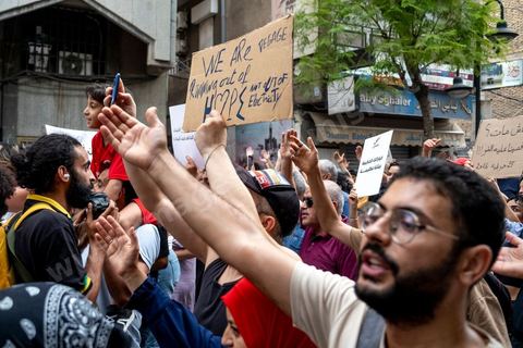 25 juillet 2026 : 5 ans après le coup d'état de Kais Saied, le pays s'enfonce lentement, le peuple et l'économie du pays s'épuisent et l'état stagne à trouver des solutions à l'instar des 10 derniers jours passés où la Tunisie a connu l'une de ses plus forte canicule et crise électrique avec des coupures de plusieurs heures et jours sur l'ensemble du territoire. En ce jour, à la fois Fête de la République et anniversaire de la prise de tous les pouvoirs par le Président en place, à Tunis, près de 2000 contestataires est sorti manifester dans les rues avec les slogans et gestes de la révolution de 2011, "Dégage", "Game Over" ...