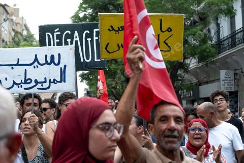 25 juillet 2026 : 5 ans après le coup d'état de Kais Saied, le pays s'enfonce lentement, le peuple et l'économie du pays s'épuisent et l'état stagne à trouver des solutions à l'instar des 10 derniers jours passés où la Tunisie a connu l'une de ses plus forte canicule et crise électrique avec des coupures de plusieurs heures et jours sur l'ensemble du territoire. En ce jour, à la fois Fête de la République et anniversaire de la prise de tous les pouvoirs par le Président en place, à Tunis, près de 2000 contestataires est sorti manifester dans les rues avec les slogans et gestes de la révolution de 2011, "Dégage", "Game Over" ...