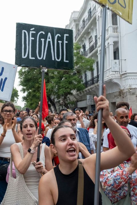 25 juillet 2026 : 5 ans après le coup d'état de Kais Saied, le pays s'enfonce lentement, le peuple et l'économie du pays s'épuisent et l'état stagne à trouver des solutions à l'instar des 10 derniers jours passés où la Tunisie a connu l'une de ses plus forte canicule et crise électrique avec des coupures de plusieurs heures et jours sur l'ensemble du territoire. En ce jour, à la fois Fête de la République et anniversaire de la prise de tous les pouvoirs par le Président en place, à Tunis, près de 2000 contestataires est sorti manifester dans les rues avec les slogans et gestes de la révolution de 2011, "Dégage", "Game Over" ...