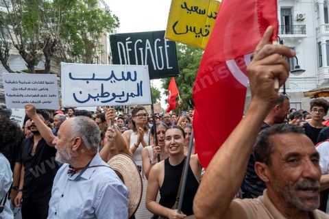25 juillet 2026 : 5 ans après le coup d'état de Kais Saied, le pays s'enfonce lentement, le peuple et l'économie du pays s'épuisent et l'état stagne à trouver des solutions à l'instar des 10 derniers jours passés où la Tunisie a connu l'une de ses plus forte canicule et crise électrique avec des coupures de plusieurs heures et jours sur l'ensemble du territoire. En ce jour, à la fois Fête de la République et anniversaire de la prise de tous les pouvoirs par le Président en place, à Tunis, près de 2000 contestataires est sorti manifester dans les rues avec les slogans et gestes de la révolution de 2011, "Dégage", "Game Over" ...