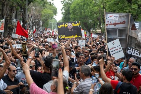 25 juillet 2026 : 5 ans après le coup d'état de Kais Saied, le pays s'enfonce lentement, le peuple et l'économie du pays s'épuisent et l'état stagne à trouver des solutions à l'instar des 10 derniers jours passés où la Tunisie a connu l'une de ses plus forte canicule et crise électrique avec des coupures de plusieurs heures et jours sur l'ensemble du territoire. En ce jour, à la fois Fête de la République et anniversaire de la prise de tous les pouvoirs par le Président en place, à Tunis, près de 2000 contestataires est sorti manifester dans les rues avec les slogans et gestes de la révolution de 2011, "Dégage", "Game Over" ...