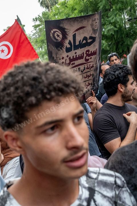 25 juillet 2026 : 5 ans après le coup d'état de Kais Saied, le pays s'enfonce lentement, le peuple et l'économie du pays s'épuisent et l'état stagne à trouver des solutions à l'instar des 10 derniers jours passés où la Tunisie a connu l'une de ses plus forte canicule et crise électrique avec des coupures de plusieurs heures et jours sur l'ensemble du territoire. En ce jour, à la fois Fête de la République et anniversaire de la prise de tous les pouvoirs par le Président en place, à Tunis, près de 2000 contestataires est sorti manifester dans les rues avec les slogans et gestes de la révolution de 2011, "Dégage", "Game Over" ...