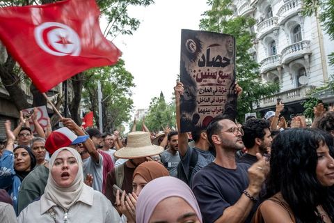 25 juillet 2026 : 5 ans après le coup d'état de Kais Saied, le pays s'enfonce lentement, le peuple et l'économie du pays s'épuisent et l'état stagne à trouver des solutions à l'instar des 10 derniers jours passés où la Tunisie a connu l'une de ses plus forte canicule et crise électrique avec des coupures de plusieurs heures et jours sur l'ensemble du territoire. En ce jour, à la fois Fête de la République et anniversaire de la prise de tous les pouvoirs par le Président en place, à Tunis, près de 2000 contestataires est sorti manifester dans les rues avec les slogans et gestes de la révolution de 2011, "Dégage", "Game Over" ...