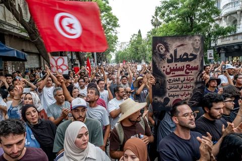 25 juillet 2026 : 5 ans après le coup d'état de Kais Saied, le pays s'enfonce lentement, le peuple et l'économie du pays s'épuisent et l'état stagne à trouver des solutions à l'instar des 10 derniers jours passés où la Tunisie a connu l'une de ses plus forte canicule et crise électrique avec des coupures de plusieurs heures et jours sur l'ensemble du territoire. En ce jour, à la fois Fête de la République et anniversaire de la prise de tous les pouvoirs par le Président en place, à Tunis, près de 2000 contestataires est sorti manifester dans les rues avec les slogans et gestes de la révolution de 2011, "Dégage", "Game Over" ...