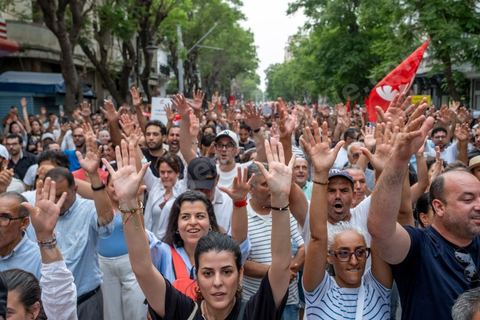25 juillet 2026 : 5 ans après le coup d'état de Kais Saied, le pays s'enfonce lentement, le peuple et l'économie du pays s'épuisent et l'état stagne à trouver des solutions à l'instar des 10 derniers jours passés où la Tunisie a connu l'une de ses plus forte canicule et crise électrique avec des coupures de plusieurs heures et jours sur l'ensemble du territoire. En ce jour, à la fois Fête de la République et anniversaire de la prise de tous les pouvoirs par le Président en place, à Tunis, près de 2000 contestataires est sorti manifester dans les rues avec les slogans et gestes de la révolution de 2011, "Dégage", "Game Over" ...