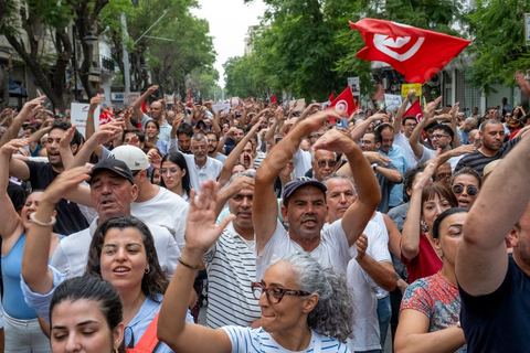25 juillet 2026 : 5 ans après le coup d'état de Kais Saied, le pays s'enfonce lentement, le peuple et l'économie du pays s'épuisent et l'état stagne à trouver des solutions à l'instar des 10 derniers jours passés où la Tunisie a connu l'une de ses plus forte canicule et crise électrique avec des coupures de plusieurs heures et jours sur l'ensemble du territoire. En ce jour, à la fois Fête de la République et anniversaire de la prise de tous les pouvoirs par le Président en place, à Tunis, près de 2000 contestataires est sorti manifester dans les rues avec les slogans et gestes de la révolution de 2011, "Dégage", "Game Over" ...