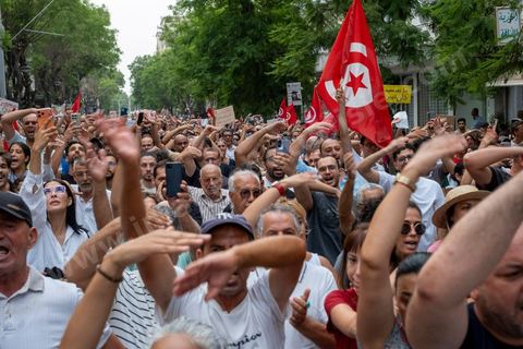 25 juillet 2026 : 5 ans après le coup d'état de Kais Saied, le pays s'enfonce lentement, le peuple et l'économie du pays s'épuisent et l'état stagne à trouver des solutions à l'instar des 10 derniers jours passés où la Tunisie a connu l'une de ses plus forte canicule et crise électrique avec des coupures de plusieurs heures et jours sur l'ensemble du territoire. En ce jour, à la fois Fête de la République et anniversaire de la prise de tous les pouvoirs par le Président en place, à Tunis, près de 2000 contestataires est sorti manifester dans les rues avec les slogans et gestes de la révolution de 2011, "Dégage", "Game Over" ...