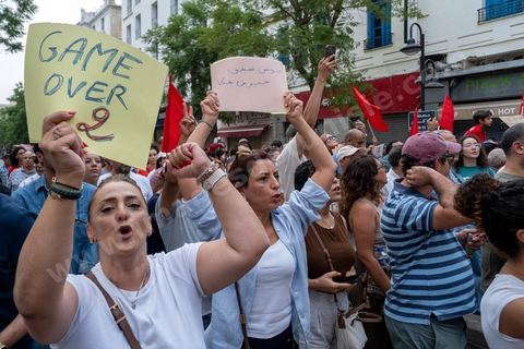 25 juillet 2026 : 5 ans après le coup d'état de Kais Saied, le pays s'enfonce lentement, le peuple et l'économie du pays s'épuisent et l'état stagne à trouver des solutions à l'instar des 10 derniers jours passés où la Tunisie a connu l'une de ses plus forte canicule et crise électrique avec des coupures de plusieurs heures et jours sur l'ensemble du territoire. En ce jour, à la fois Fête de la République et anniversaire de la prise de tous les pouvoirs par le Président en place, à Tunis, près de 2000 contestataires est sorti manifester dans les rues avec les slogans et gestes de la révolution de 2011, "Dégage", "Game Over" ...