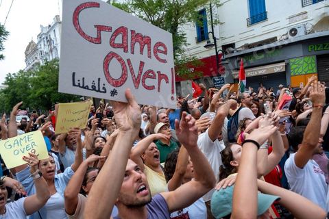 25 juillet 2026 : 5 ans après le coup d'état de Kais Saied, le pays s'enfonce lentement, le peuple et l'économie du pays s'épuisent et l'état stagne à trouver des solutions à l'instar des 10 derniers jours passés où la Tunisie a connu l'une de ses plus forte canicule et crise électrique avec des coupures de plusieurs heures et jours sur l'ensemble du territoire. En ce jour, à la fois Fête de la République et anniversaire de la prise de tous les pouvoirs par le Président en place, à Tunis, près de 2000 contestataires est sorti manifester dans les rues avec les slogans et gestes de la révolution de 2011, "Dégage", "Game Over" ...