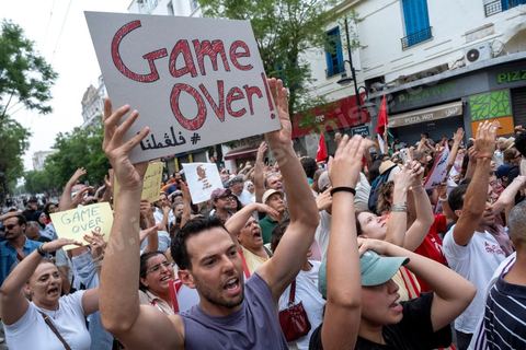 25 juillet 2026 : 5 ans après le coup d'état de Kais Saied, le pays s'enfonce lentement, le peuple et l'économie du pays s'épuisent et l'état stagne à trouver des solutions à l'instar des 10 derniers jours passés où la Tunisie a connu l'une de ses plus forte canicule et crise électrique avec des coupures de plusieurs heures et jours sur l'ensemble du territoire. En ce jour, à la fois Fête de la République et anniversaire de la prise de tous les pouvoirs par le Président en place, à Tunis, près de 2000 contestataires est sorti manifester dans les rues avec les slogans et gestes de la révolution de 2011, "Dégage", "Game Over" ...