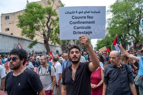 25 juillet 2026 : 5 ans après le coup d'état de Kais Saied, le pays s'enfonce lentement, le peuple et l'économie du pays s'épuisent et l'état stagne à trouver des solutions à l'instar des 10 derniers jours passés où la Tunisie a connu l'une de ses plus forte canicule et crise électrique avec des coupures de plusieurs heures et jours sur l'ensemble du territoire. En ce jour, à la fois Fête de la République et anniversaire de la prise de tous les pouvoirs par le Président en place, à Tunis, près de 2000 contestataires est sorti manifester dans les rues avec les slogans et gestes de la révolution de 2011, "Dégage", "Game Over" ...