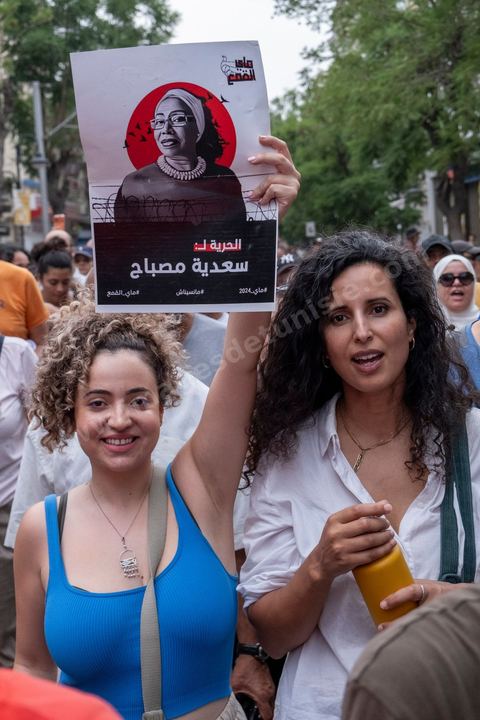 25 juillet 2026 : 5 ans après le coup d'état de Kais Saied, le pays s'enfonce lentement, le peuple et l'économie du pays s'épuisent et l'état stagne à trouver des solutions à l'instar des 10 derniers jours passés où la Tunisie a connu l'une de ses plus forte canicule et crise électrique avec des coupures de plusieurs heures et jours sur l'ensemble du territoire. En ce jour, à la fois Fête de la République et anniversaire de la prise de tous les pouvoirs par le Président en place, à Tunis, près de 2000 contestataires est sorti manifester dans les rues avec les slogans et gestes de la révolution de 2011, "Dégage", "Game Over" ...