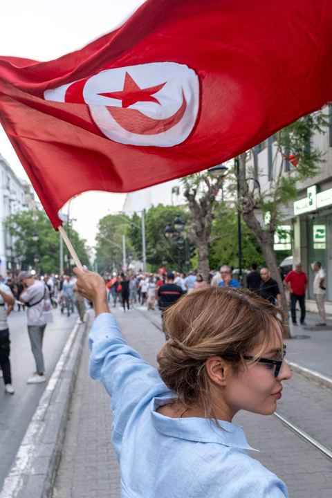 25 juillet 2026 : 5 ans après le coup d'état de Kais Saied, le pays s'enfonce lentement, le peuple et l'économie du pays s'épuisent et l'état stagne à trouver des solutions à l'instar des 10 derniers jours passés où la Tunisie a connu l'une de ses plus forte canicule et crise électrique avec des coupures de plusieurs heures et jours sur l'ensemble du territoire. En ce jour, à la fois Fête de la République et anniversaire de la prise de tous les pouvoirs par le Président en place, à Tunis, près de 2000 contestataires est sorti manifester dans les rues avec les slogans et gestes de la révolution de 2011, "Dégage", "Game Over" ...