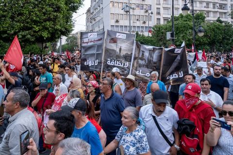 25 juillet 2026 : 5 ans après le coup d'état de Kais Saied, le pays s'enfonce lentement, le peuple et l'économie du pays s'épuisent et l'état stagne à trouver des solutions à l'instar des 10 derniers jours passés où la Tunisie a connu l'une de ses plus forte canicule et crise électrique avec des coupures de plusieurs heures et jours sur l'ensemble du territoire. En ce jour, à la fois Fête de la République et anniversaire de la prise de tous les pouvoirs par le Président en place, à Tunis, près de 2000 contestataires est sorti manifester dans les rues avec les slogans et gestes de la révolution de 2011, "Dégage", "Game Over" ...