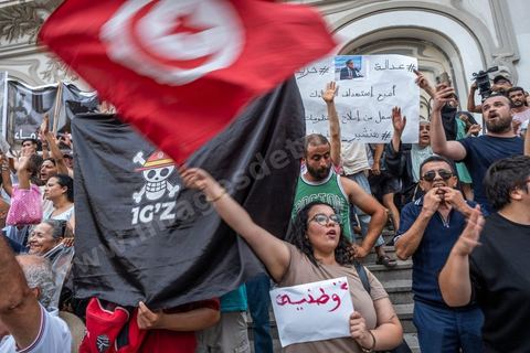 25 juillet 2026 : 5 ans après le coup d'état de Kais Saied, le pays s'enfonce lentement, le peuple et l'économie du pays s'épuisent et l'état stagne à trouver des solutions à l'instar des 10 derniers jours passés où la Tunisie a connu l'une de ses plus forte canicule et crise électrique avec des coupures de plusieurs heures et jours sur l'ensemble du territoire. En ce jour, à la fois Fête de la République et anniversaire de la prise de tous les pouvoirs par le Président en place, à Tunis, près de 2000 contestataires est sorti manifester dans les rues avec les slogans et gestes de la révolution de 2011, "Dégage", "Game Over" ...