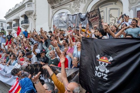25 juillet 2026 : 5 ans après le coup d'état de Kais Saied, le pays s'enfonce lentement, le peuple et l'économie du pays s'épuisent et l'état stagne à trouver des solutions à l'instar des 10 derniers jours passés où la Tunisie a connu l'une de ses plus forte canicule et crise électrique avec des coupures de plusieurs heures et jours sur l'ensemble du territoire. En ce jour, à la fois Fête de la République et anniversaire de la prise de tous les pouvoirs par le Président en place, à Tunis, près de 2000 contestataires est sorti manifester dans les rues avec les slogans et gestes de la révolution de 2011, "Dégage", "Game Over" ...