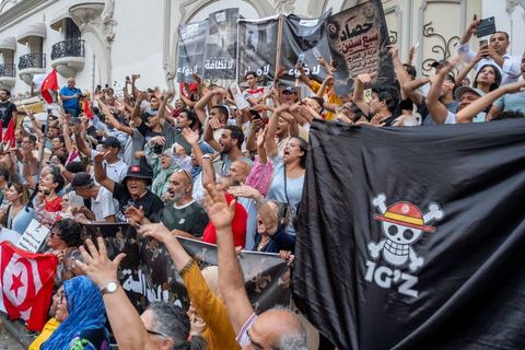 25 juillet 2026 : 5 ans après le coup d'état de Kais Saied, le pays s'enfonce lentement, le peuple et l'économie du pays s'épuisent et l'état stagne à trouver des solutions à l'instar des 10 derniers jours passés où la Tunisie a connu l'une de ses plus forte canicule et crise électrique avec des coupures de plusieurs heures et jours sur l'ensemble du territoire. En ce jour, à la fois Fête de la République et anniversaire de la prise de tous les pouvoirs par le Président en place, à Tunis, près de 2000 contestataires est sorti manifester dans les rues avec les slogans et gestes de la révolution de 2011, "Dégage", "Game Over" ...