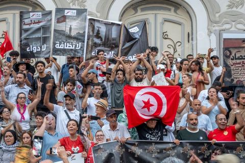 25 juillet 2026 : 5 ans après le coup d'état de Kais Saied, le pays s'enfonce lentement, le peuple et l'économie du pays s'épuisent et l'état stagne à trouver des solutions à l'instar des 10 derniers jours passés où la Tunisie a connu l'une de ses plus forte canicule et crise électrique avec des coupures de plusieurs heures et jours sur l'ensemble du territoire. En ce jour, à la fois Fête de la République et anniversaire de la prise de tous les pouvoirs par le Président en place, à Tunis, près de 2000 contestataires est sorti manifester dans les rues avec les slogans et gestes de la révolution de 2011, "Dégage", "Game Over" ...