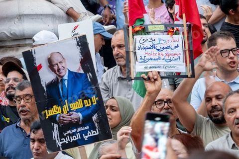 25 juillet 2026 : 5 ans après le coup d'état de Kais Saied, le pays s'enfonce lentement, le peuple et l'économie du pays s'épuisent et l'état stagne à trouver des solutions à l'instar des 10 derniers jours passés où la Tunisie a connu l'une de ses plus forte canicule et crise électrique avec des coupures de plusieurs heures et jours sur l'ensemble du territoire. En ce jour, à la fois Fête de la République et anniversaire de la prise de tous les pouvoirs par le Président en place, à Tunis, près de 2000 contestataires est sorti manifester dans les rues avec les slogans et gestes de la révolution de 2011, "Dégage", "Game Over" ...
