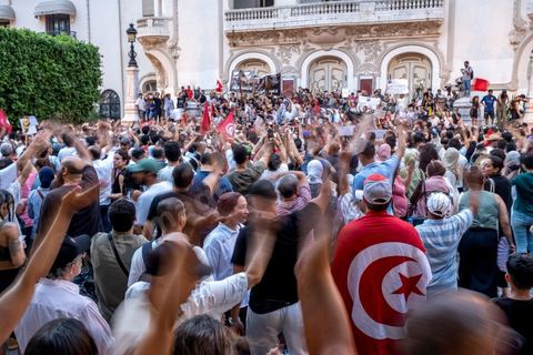 25 juillet 2026 : 5 ans après le coup d'état de Kais Saied, le pays s'enfonce lentement, le peuple et l'économie du pays s'épuisent et l'état stagne à trouver des solutions à l'instar des 10 derniers jours passés où la Tunisie a connu l'une de ses plus forte canicule et crise électrique avec des coupures de plusieurs heures et jours sur l'ensemble du territoire. En ce jour, à la fois Fête de la République et anniversaire de la prise de tous les pouvoirs par le Président en place, à Tunis, près de 2000 contestataires est sorti manifester dans les rues avec les slogans et gestes de la révolution de 2011, "Dégage", "Game Over" ...