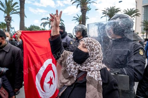 14 janvier 2022 : en ce jour anniversaire de la révolution et du départ de l'ancien président Ben Ali en 2011, les opposants au président actuel Kais Saied appelaient depuis plusieurs jours à une manifestation à Tunis. Suite à la mise en place la veille au soir par le Président d'un couvre feu et d'une interdiction de manifester dans le cadre d'un protocole sanitaire contre le COVID, le danger de l'affrontement était réel. Tunis était à la première heure du jour bouclée par des milliers de policiers, fermant les accès au centre ville de Tunis, près de 2000 manifestants arrivés tout de même à rejoindre le bas de l'avenue après avoir affrontés les policiers et cassés les barrages de police, malgrè les canons à eau, lacrymogènes et matraques de la police. Le premier grand affrontment entre la  police et les manifestants à Tunis depuis 10 ans. 
