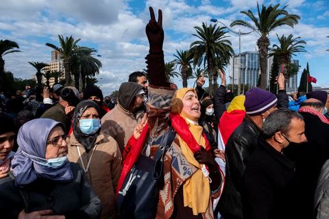 14 janvier 2022 : en ce jour anniversaire de la révolution et du départ de l'ancien président Ben Ali en 2011, les opposants au président actuel Kais Saied appelaient depuis plusieurs jours à une manifestation à Tunis. Suite à la mise en place la veille au soir par le Président d'un couvre feu et d'une interdiction de manifester dans le cadre d'un protocole sanitaire contre le COVID, le danger de l'affrontement était réel. Tunis était à la première heure du jour bouclée par des milliers de policiers, fermant les accès au centre ville de Tunis, près de 2000 manifestants arrivés tout de même à rejoindre le bas de l'avenue après avoir affrontés les policiers et cassés les barrages de police, malgrè les canons à eau, lacrymogènes et matraques de la police. Le premier grand affrontment entre la  police et les manifestants à Tunis depuis 10 ans. 