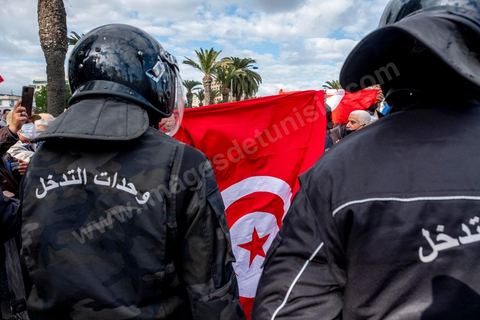 14 janvier 2022 : en ce jour anniversaire de la révolution et du départ de l'ancien président Ben Ali en 2011, les opposants au président actuel Kais Saied appelaient depuis plusieurs jours à une manifestation à Tunis. Suite à la mise en place la veille au soir par le Président d'un couvre feu et d'une interdiction de manifester dans le cadre d'un protocole sanitaire contre le COVID, le danger de l'affrontement était réel. Tunis était à la première heure du jour bouclée par des milliers de policiers, fermant les accès au centre ville de Tunis, près de 2000 manifestants arrivés tout de même à rejoindre le bas de l'avenue après avoir affrontés les policiers et cassés les barrages de police, malgrè les canons à eau, lacrymogènes et matraques de la police. Le premier grand affrontment entre la  police et les manifestants à Tunis depuis 10 ans. 