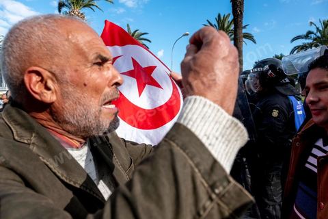 14 janvier 2022 : en ce jour anniversaire de la révolution et du départ de l'ancien président Ben Ali en 2011, les opposants au président actuel Kais Saied appelaient depuis plusieurs jours à une manifestation à Tunis. Suite à la mise en place la veille au soir par le Président d'un couvre feu et d'une interdiction de manifester dans le cadre d'un protocole sanitaire contre le COVID, le danger de l'affrontement était réel. Tunis était à la première heure du jour bouclée par des milliers de policiers, fermant les accès au centre ville de Tunis, près de 2000 manifestants arrivés tout de même à rejoindre le bas de l'avenue après avoir affrontés les policiers et cassés les barrages de police, malgrè les canons à eau, lacrymogènes et matraques de la police. Le premier grand affrontment entre la  police et les manifestants à Tunis depuis 10 ans. 