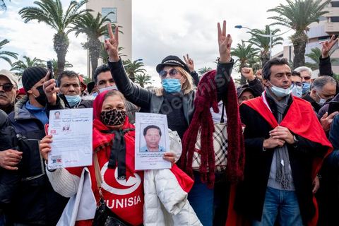 14 janvier 2022 : en ce jour anniversaire de la révolution et du départ de l'ancien président Ben Ali en 2011, les opposants au président actuel Kais Saied appelaient depuis plusieurs jours à une manifestation à Tunis. Suite à la mise en place la veille au soir par le Président d'un couvre feu et d'une interdiction de manifester dans le cadre d'un protocole sanitaire contre le COVID, le danger de l'affrontement était réel. Tunis était à la première heure du jour bouclée par des milliers de policiers, fermant les accès au centre ville de Tunis, près de 2000 manifestants arrivés tout de même à rejoindre le bas de l'avenue après avoir affrontés les policiers et cassés les barrages de police, malgrè les canons à eau, lacrymogènes et matraques de la police. Le premier grand affrontment entre la  police et les manifestants à Tunis depuis 10 ans. 