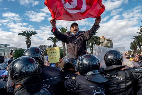 14 janvier 2022 : en ce jour anniversaire de la révolution et du départ de l'ancien président Ben Ali en 2011, les opposants au président actuel Kais Saied appelaient depuis plusieurs jours à une manifestation à Tunis. Suite à la mise en place la veille au soir par le Président d'un couvre feu et d'une interdiction de manifester dans le cadre d'un protocole sanitaire contre le COVID, le danger de l'affrontement était réel. Tunis était à la première heure du jour bouclée par des milliers de policiers, fermant les accès au centre ville de Tunis, près de 2000 manifestants arrivés tout de même à rejoindre le bas de l'avenue après avoir affrontés les policiers et cassés les barrages de police, malgrè les canons à eau, lacrymogènes et matraques de la police. Le premier grand affrontment entre la  police et les manifestants à Tunis depuis 10 ans. 