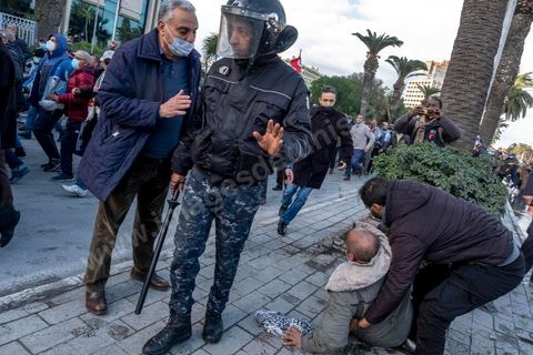 14 janvier 2022 : en ce jour anniversaire de la révolution et du départ de l'ancien président Ben Ali en 2011, les opposants au président actuel Kais Saied appelaient depuis plusieurs jours à une manifestation à Tunis. Suite à la mise en place la veille au soir par le Président d'un couvre feu et d'une interdiction de manifester dans le cadre d'un protocole sanitaire contre le COVID, le danger de l'affrontement était réel. Tunis était à la première heure du jour bouclée par des milliers de policiers, fermant les accès au centre ville de Tunis, près de 2000 manifestants arrivés tout de même à rejoindre le bas de l'avenue après avoir affrontés les policiers et cassés les barrages de police, malgrè les canons à eau, lacrymogènes et matraques de la police. Le premier grand affrontment entre la  police et les manifestants à Tunis depuis 10 ans. 