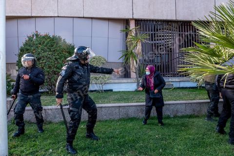 14 janvier 2022 : en ce jour anniversaire de la révolution et du départ de l'ancien président Ben Ali en 2011, les opposants au président actuel Kais Saied appelaient depuis plusieurs jours à une manifestation à Tunis. Suite à la mise en place la veille au soir par le Président d'un couvre feu et d'une interdiction de manifester dans le cadre d'un protocole sanitaire contre le COVID, le danger de l'affrontement était réel. Tunis était à la première heure du jour bouclée par des milliers de policiers, fermant les accès au centre ville de Tunis, près de 2000 manifestants arrivés tout de même à rejoindre le bas de l'avenue après avoir affrontés les policiers et cassés les barrages de police, malgrè les canons à eau, lacrymogènes et matraques de la police. Le premier grand affrontment entre la  police et les manifestants à Tunis depuis 10 ans. 