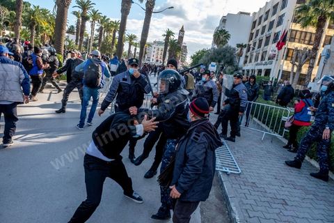 14 janvier 2022 : en ce jour anniversaire de la révolution et du départ de l'ancien président Ben Ali en 2011, les opposants au président actuel Kais Saied appelaient depuis plusieurs jours à une manifestation à Tunis. Suite à la mise en place la veille au soir par le Président d'un couvre feu et d'une interdiction de manifester dans le cadre d'un protocole sanitaire contre le COVID, le danger de l'affrontement était réel. Tunis était à la première heure du jour bouclée par des milliers de policiers, fermant les accès au centre ville de Tunis, près de 2000 manifestants arrivés tout de même à rejoindre le bas de l'avenue après avoir affrontés les policiers et cassés les barrages de police, malgrè les canons à eau, lacrymogènes et matraques de la police. Le premier grand affrontment entre la  police et les manifestants à Tunis depuis 10 ans. 