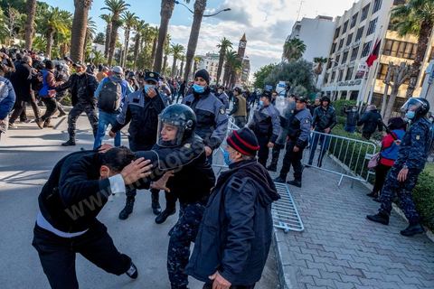 14 janvier 2022 : en ce jour anniversaire de la révolution et du départ de l'ancien président Ben Ali en 2011, les opposants au président actuel Kais Saied appelaient depuis plusieurs jours à une manifestation à Tunis. Suite à la mise en place la veille au soir par le Président d'un couvre feu et d'une interdiction de manifester dans le cadre d'un protocole sanitaire contre le COVID, le danger de l'affrontement était réel. Tunis était à la première heure du jour bouclée par des milliers de policiers, fermant les accès au centre ville de Tunis, près de 2000 manifestants arrivés tout de même à rejoindre le bas de l'avenue après avoir affrontés les policiers et cassés les barrages de police, malgrè les canons à eau, lacrymogènes et matraques de la police. Le premier grand affrontment entre la  police et les manifestants à Tunis depuis 10 ans. 