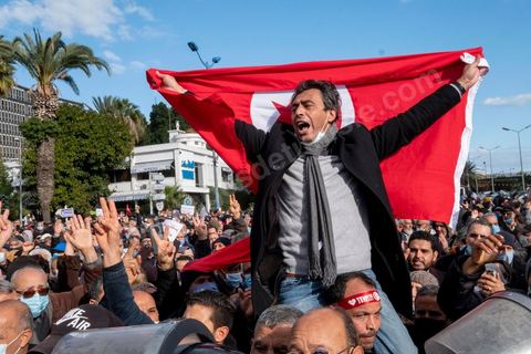 14 janvier 2022 : Jaouhar M'Barek, leader du mouvement des citoyens contre Kais Saeid, molesté par la police. En ce jour anniversaire de la révolution et du départ de l'ancien président Ben Ali en 2011, les opposants au président actuel Kais Saied appelaient depuis plusieurs jours à une manifestation à Tunis. Suite à la mise en place la veille au soir par le Président d'un couvre feu et d'une interdiction de manifester dans le cadre d'un protocole sanitaire contre le COVID, le danger de l'affrontement était réel. Tunis était à la première heure du jour bouclée par des milliers de policiers, fermant les accès au centre ville de Tunis, près de 2000 manifestants arrivés tout de même à rejoindre le bas de l'avenue après avoir affrontés les policiers et cassés les barrages de police, malgrè les canons à eau, lacrymogènes et matraques de la police. Le premier grand affrontment entre la  police et les manifestants à Tunis depuis 10 ans. 