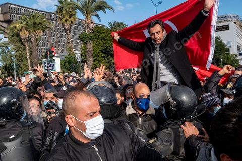 14 janvier 2022 : Jaouhar M'Barek, leader du mouvement des citoyens contre Kais Saeid, molesté par la police. En ce jour anniversaire de la révolution et du départ de l'ancien président Ben Ali en 2011, les opposants au président actuel Kais Saied appelaient depuis plusieurs jours à une manifestation à Tunis. Suite à la mise en place la veille au soir par le Président d'un couvre feu et d'une interdiction de manifester dans le cadre d'un protocole sanitaire contre le COVID, le danger de l'affrontement était réel. Tunis était à la première heure du jour bouclée par des milliers de policiers, fermant les accès au centre ville de Tunis, près de 2000 manifestants arrivés tout de même à rejoindre le bas de l'avenue après avoir affrontés les policiers et cassés les barrages de police, malgrè les canons à eau, lacrymogènes et matraques de la police. Le premier grand affrontment entre la  police et les manifestants à Tunis depuis 10 ans. 