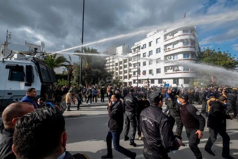 14 janvier 2022 : en ce jour anniversaire de la révolution et du départ de l'ancien président Ben Ali en 2011, les opposants au président actuel Kais Saied appelaient depuis plusieurs jours à une manifestation à Tunis. Suite à la mise en place la veille au soir par le Président d'un couvre feu et d'une interdiction de manifester dans le cadre d'un protocole sanitaire contre le COVID, le danger de l'affrontement était réel. Tunis était à la première heure du jour bouclée par des milliers de policiers, fermant les accès au centre ville de Tunis, près de 2000 manifestants arrivés tout de même à rejoindre le bas de l'avenue après avoir affrontés les policiers et cassés les barrages de police, malgrè les canons à eau, lacrymogènes et matraques de la police. Le premier grand affrontment entre la  police et les manifestants à Tunis depuis 10 ans. 