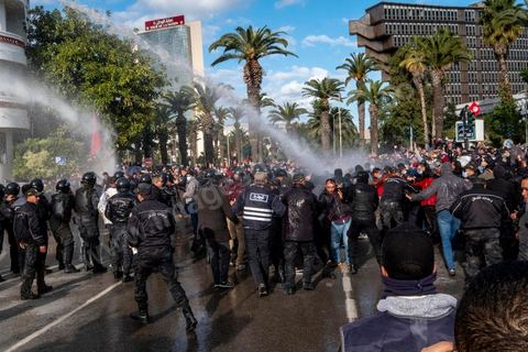 14 janvier 2022 : en ce jour anniversaire de la révolution et du départ de l'ancien président Ben Ali en 2011, les opposants au président actuel Kais Saied appelaient depuis plusieurs jours à une manifestation à Tunis. Suite à la mise en place la veille au soir par le Président d'un couvre feu et d'une interdiction de manifester dans le cadre d'un protocole sanitaire contre le COVID, le danger de l'affrontement était réel. Tunis était à la première heure du jour bouclée par des milliers de policiers, fermant les accès au centre ville de Tunis, près de 2000 manifestants arrivés tout de même à rejoindre le bas de l'avenue après avoir affrontés les policiers et cassés les barrages de police, malgrè les canons à eau, lacrymogènes et matraques de la police. Le premier grand affrontment entre la  police et les manifestants à Tunis depuis 10 ans. 