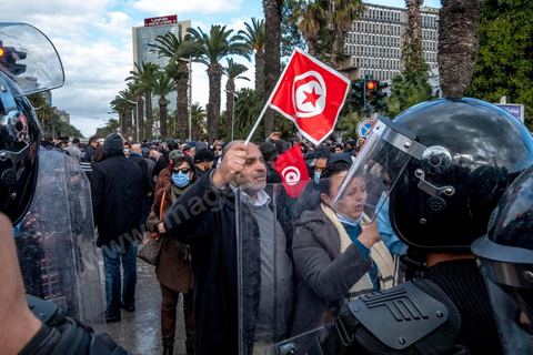 14 janvier 2022 : en ce jour anniversaire de la révolution et du départ de l'ancien président Ben Ali en 2011, les opposants au président actuel Kais Saied appelaient depuis plusieurs jours à une manifestation à Tunis. Suite à la mise en place la veille au soir par le Président d'un couvre feu et d'une interdiction de manifester dans le cadre d'un protocole sanitaire contre le COVID, le danger de l'affrontement était réel. Tunis était à la première heure du jour bouclée par des milliers de policiers, fermant les accès au centre ville de Tunis, près de 2000 manifestants arrivés tout de même à rejoindre le bas de l'avenue après avoir affrontés les policiers et cassés les barrages de police, malgrè les canons à eau, lacrymogènes et matraques de la police. Le premier grand affrontment entre la  police et les manifestants à Tunis depuis 10 ans. 