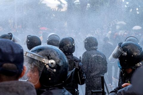 14 janvier 2022 : en ce jour anniversaire de la révolution et du départ de l'ancien président Ben Ali en 2011, les opposants au président actuel Kais Saied appelaient depuis plusieurs jours à une manifestation à Tunis. Suite à la mise en place la veille au soir par le Président d'un couvre feu et d'une interdiction de manifester dans le cadre d'un protocole sanitaire contre le COVID, le danger de l'affrontement était réel. Tunis était à la première heure du jour bouclée par des milliers de policiers, fermant les accès au centre ville de Tunis, près de 2000 manifestants arrivés tout de même à rejoindre le bas de l'avenue après avoir affrontés les policiers et cassés les barrages de police, malgrè les canons à eau, lacrymogènes et matraques de la police. Le premier grand affrontment entre la  police et les manifestants à Tunis depuis 10 ans. 