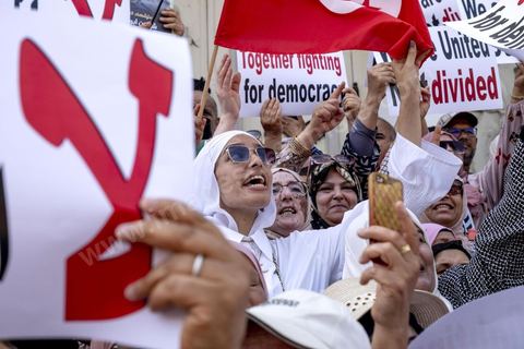15 mai 2022 : première manifestation à l'appel du nouveau Front du Salut National, récemment formé par cinq partis opposés au président Kais Saied, composé notamment de Ennahdha et Al Karama, les deux partis islamistes. Ce front est constitué des mouvements et partis qui s'opposent depusi plusieurs mois au président Saied pour « sauver » la Tunisie de sa profonde crise après le coup d'état de ce dernier en juillet 2021. Près de 3000 manifestants se sont rassemblés deavnt le théâtre de l'avenue Bourguiba à Tunis scandant des slogans comme "Dégage", "nous vaincrons", "nous sommes unis, pas divisés", ... autour des leaders politiues aux tendances très variées comme Nejib Chebbi, Jaouhar Mbarek, Nourredine Bihri, Seiffeddine Makhlouf. 