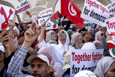 15 mai 2022 : première manifestation à l'appel du nouveau Front du Salut National, récemment formé par cinq partis opposés au président Kais Saied, composé notamment de Ennahdha et Al Karama, les deux partis islamistes. Ce front est constitué des mouvements et partis qui s'opposent depusi plusieurs mois au président Saied pour « sauver » la Tunisie de sa profonde crise après le coup d'état de ce dernier en juillet 2021. Près de 3000 manifestants se sont rassemblés deavnt le théâtre de l'avenue Bourguiba à Tunis scandant des slogans comme "Dégage", "nous vaincrons", "nous sommes unis, pas divisés", ... autour des leaders politiues aux tendances très variées comme Nejib Chebbi, Jaouhar Mbarek, Nourredine Bihri, Seiffeddine Makhlouf. 